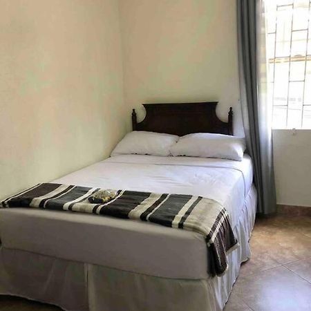 Kelly'S Studio Apartment - Rental Near Airport, Amenities And Bus Route Saint Philip Kültér fotó